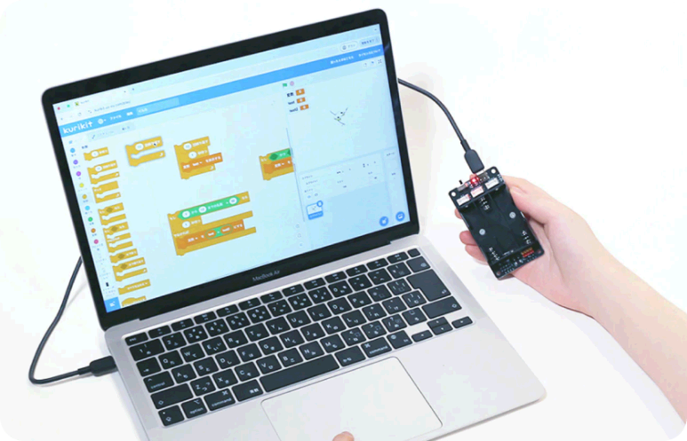 メイカーボードをパソコンにつないでプログラミングしている様子