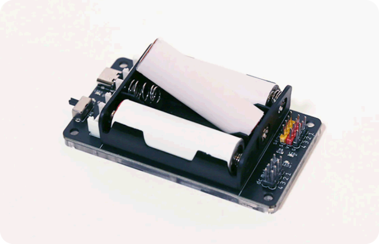 単三電池をセットしたメイカーボード